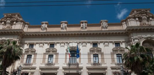 In calo gli episodi di violenza verso il personale scolastico, Valditara “Chi aggredisce un docente colpisce anche lo Stato”