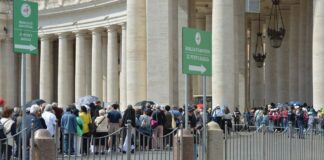 Papa Francesco, oltre 90.000 fedeli gli hanno già reso omaggio a San Pietro / VIDEO