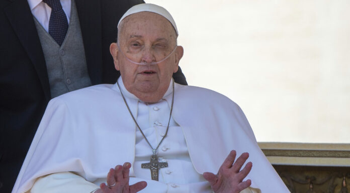 Papa Francesco appare a sorpresa in Piazza San Pietro “Buona domenica a tutti”