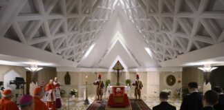 Papa Francesco, sabato i funerali a San Pietro. Oggi la traslazione della salma, l’omaggio di Mattarella