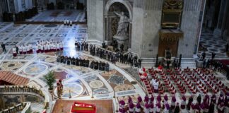 La salma di Papa Francesco è a San Pietro, già 20.000 fedeli per l’ultimo saluto