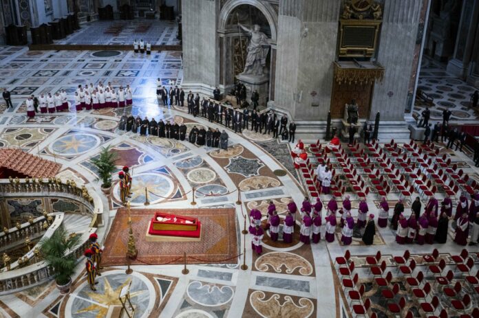 Roma, Morte di Papa Francesco - Il Feretro di Papa Bergoglio nella Basilica di San Pietro