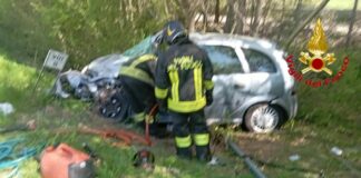 Scontro frontale tra auto e camion, muore donna di 46 anni e la figlia è in gravi condizioni