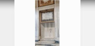 La tomba di Papa Francesco, una croce e la scritta “Franciscus”