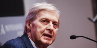 Lo staff di Vittorio Sgarbi “Non è isolato e riceve visite”