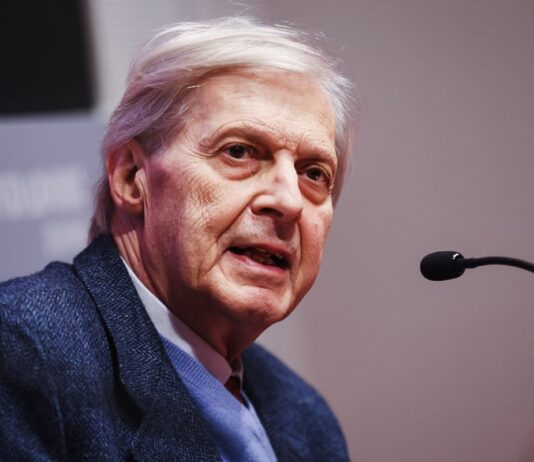 Rimangono stabili le condizioni di Vittorio Sgarbi, resta ricoverato in terapia intensiva