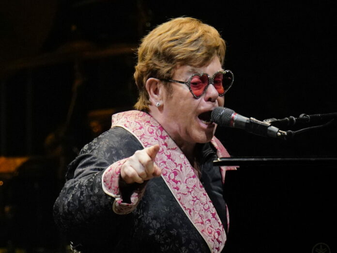 Stoccolma, Elton John dice addio al palco con una performance emozionante nell'ultima tappa del suo Farewell Yellow Brick Road show