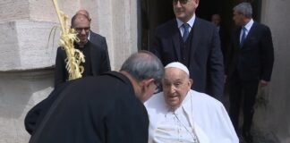Il Papa torna in piazza San Pietro “Buona Domenica delle Palme e buona Settimana Santa”