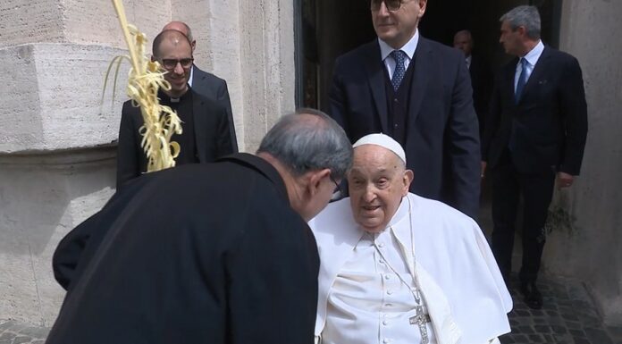 Il Papa a sorpresa in piazza San Pietro “Buona Settimana Santa”