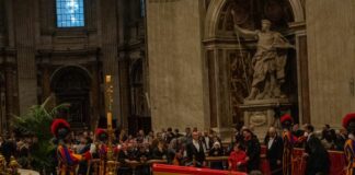 Oltre 150mila fedeli per l’ultimo saluto a Papa Francesco, chiuso l’accesso a San Pietro