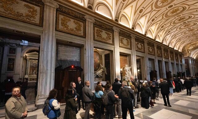 Fila di fedeli per rendere omaggio alla tomba di Papa Francesco