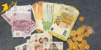 Movimenti clandestini di valuta a Ciampino, sequestrati 23.640 euro nascosti in barattoli di cioccolata
