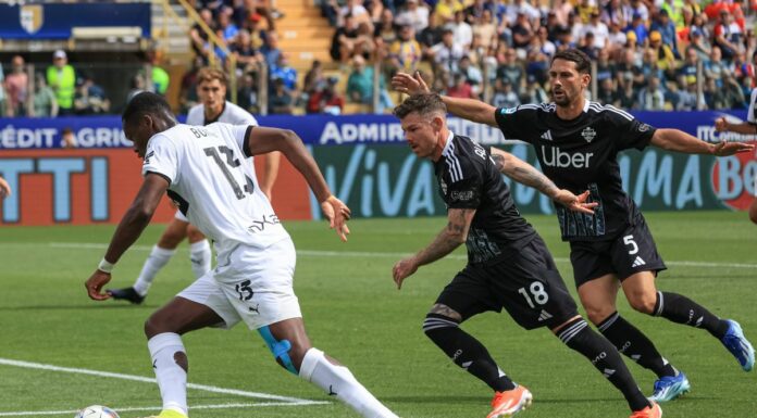 Quinta vittoria di fila per il Como, a Parma decide Strefezza