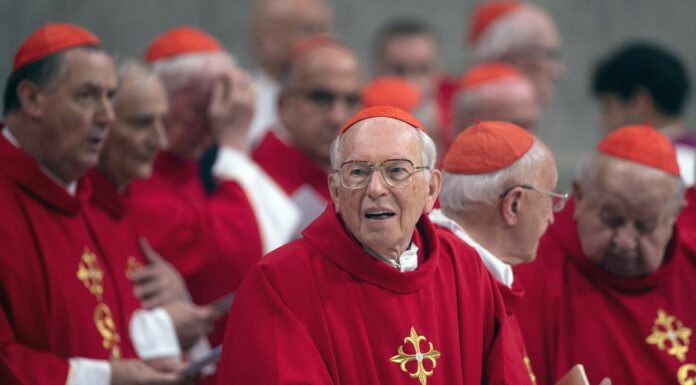 Conclave, cardinale Re “Il mondo di oggi attende molto dalla Chiesa”