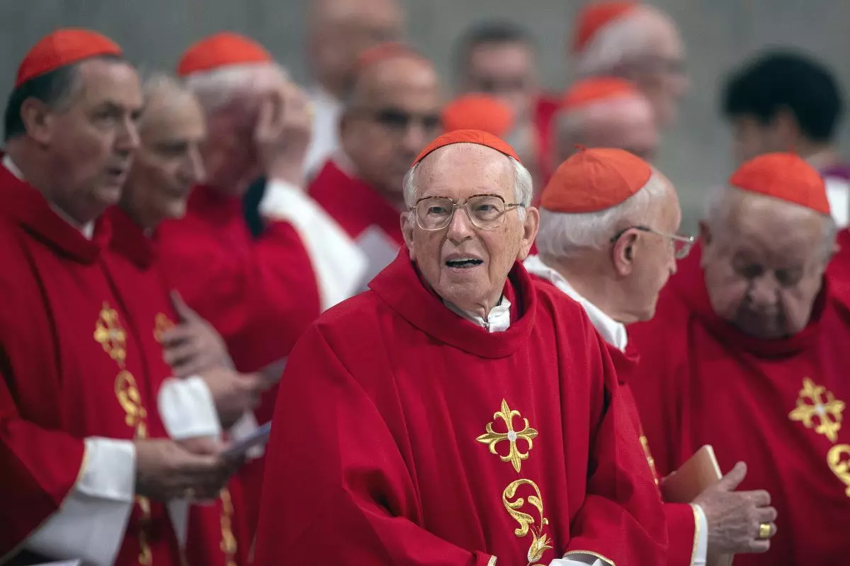 Conclave, cardinale Re “Il mondo di oggi attende molto dalla Chiesa” Conclave, cardinale Re “Il mondo di oggi attende molto dalla Chiesa”