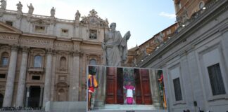 “Extra omnes”. Si chiude la Cappella Sistina, al via il Conclave