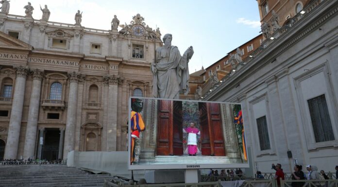 “Extra omnes”. Si chiude la Cappella Sistina, al via il Conclave