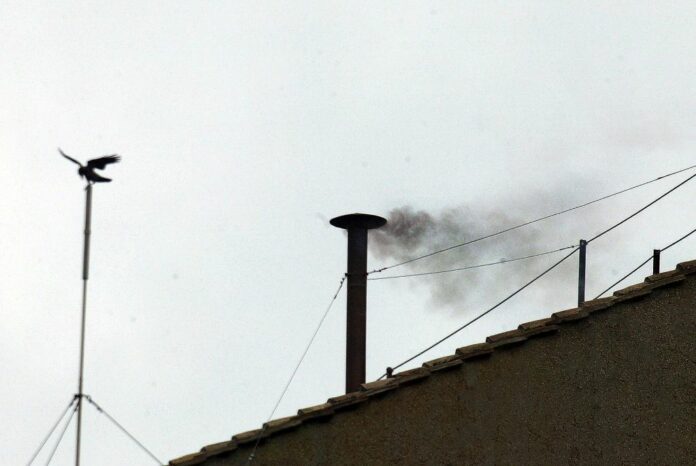 CITTA DEL VATICANO - 2° E 3° SCRUTINIO - FUMATA NERA