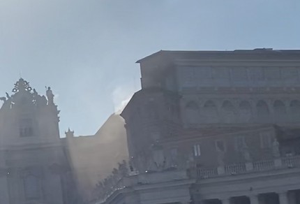 Fumata bianca, eletto il nuovo Papa Fumata bianca, eletto il nuovo Papa