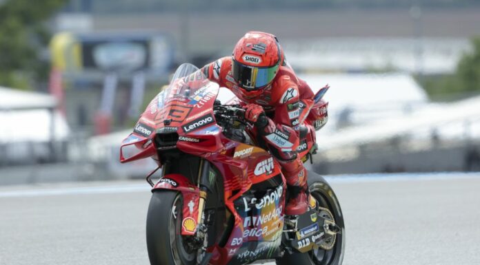 Marc Marquez vince anche la sprint di Le Mans, caduta per Bagnaia