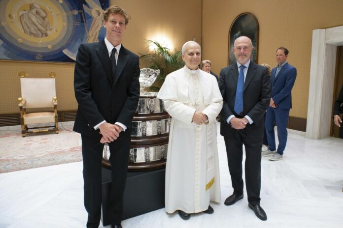 Roma, Papa Leone XIV riceve Jannik Sinner e la sua famiglia in Vaticano