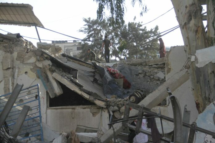 Conflitto israelo - palestinese: Striscia di Gaza, raid israeliano su una scuola: colpito listituto che ospitava sfollati nel campo profughi di Al-Shati: 9 morti e 20 feriti