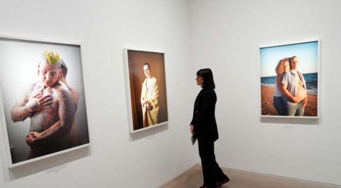 Intesa Sanpaolo, a Milano la mostra “Look at me like you love me”