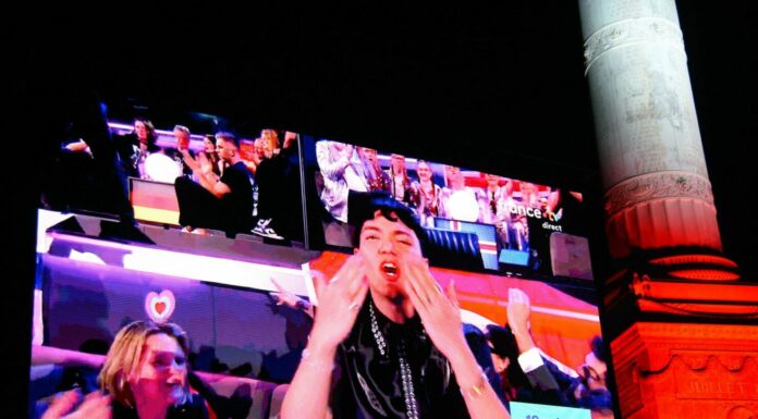 L’Austria vince l’Eurovision song contest, Corsi quinto