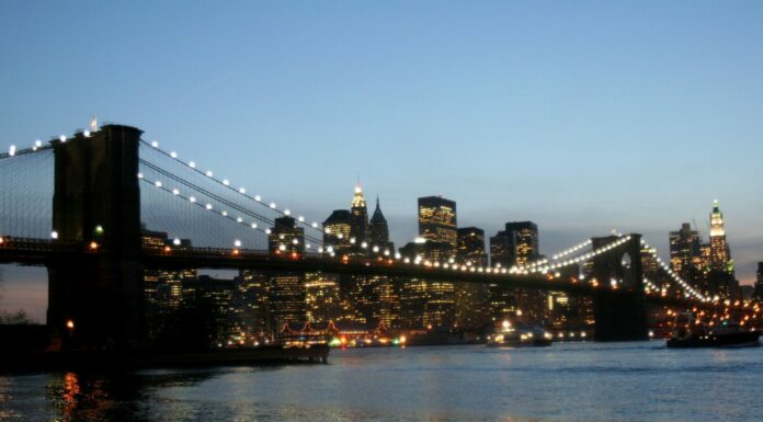 Veliero contro Ponte di Brooklyn a New York, 2 morti e 17 feriti