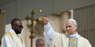 Papa “Costruiamo una chiesa di pace che apra le braccia al mondo”