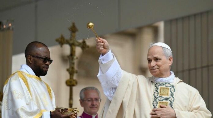 Papa “Costruiamo una chiesa di pace che apra le braccia al mondo”