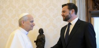 بابا الفاتيكان يناقش مع نائب ترامب المفاوضات كحل في مناطق الصراع