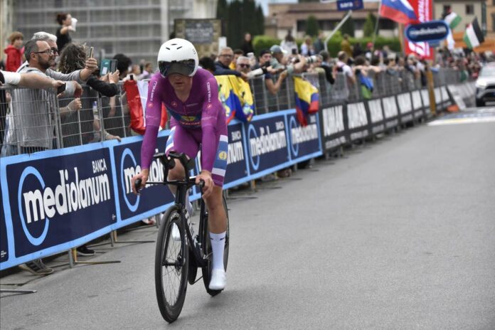 Pisa. Partita la 10a Tappa a Cronometro Lucca - Pisa di 28,6 Km.