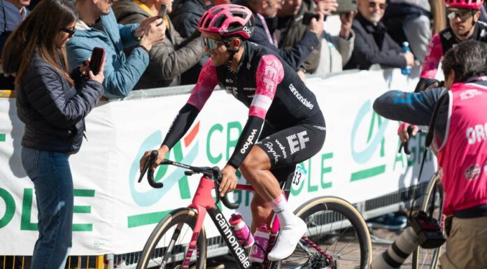 Carapaz vince in solitaria al Giro, Del Toro resta maglia rosa