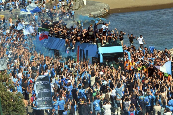 Napoli scudetto i festeggiamenti con il bus scoperto per il lungomare