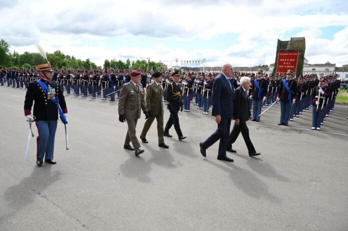 4. Il Presidente della Repubblica passa in rassegna lo schieramento (1)