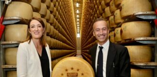 Metsola in visita a un caseificio Dop del Parmigiano Reggiano