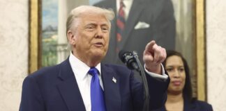 Trump e la foto vestito da Papa “Non l’ho fatta io. I cattolici non sanno accettare uno scherzo”