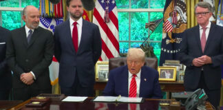 Dazi, Trump firma l’accordo con il Regno Unito “Una giornata storica”