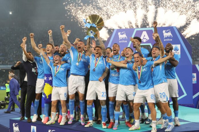 Napoli,Premiazione del Napoli campione d'Italia per la 4 volta, giocatori festeggiano la vittoria dello scudetto