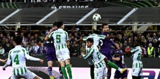 La Fiorentina dice addio alla finale di Conference, passa il Betis ai supplementari