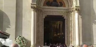 A Misterbianco l’ultimo saluto alla neonata lanciata dal balcone