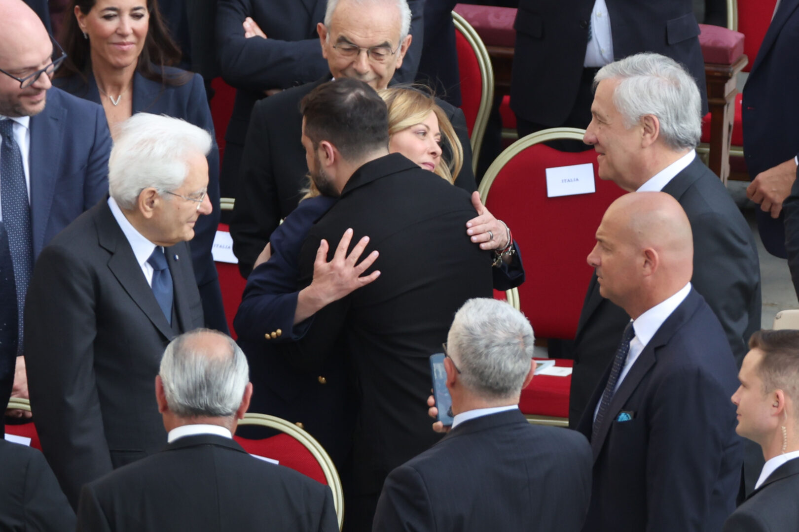 Zelensky a San Pietro, dall’abbraccio a Meloni all’udienza con Papa Leone