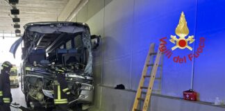 Scontro fra un tir e un bus scolastico nel comasco, morta una maestra