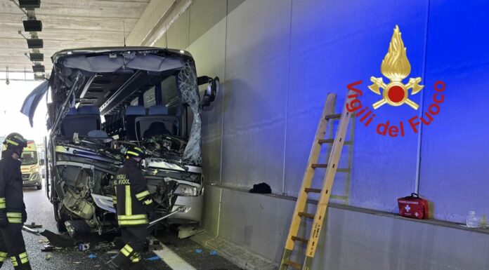 Scontro fra un tir e un bus scolastico nel comasco, morta una maestra