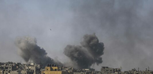 Media, nuovi raid israeliani a Gaza. Hamas consegnerà stasera il corpo di un ostaggio