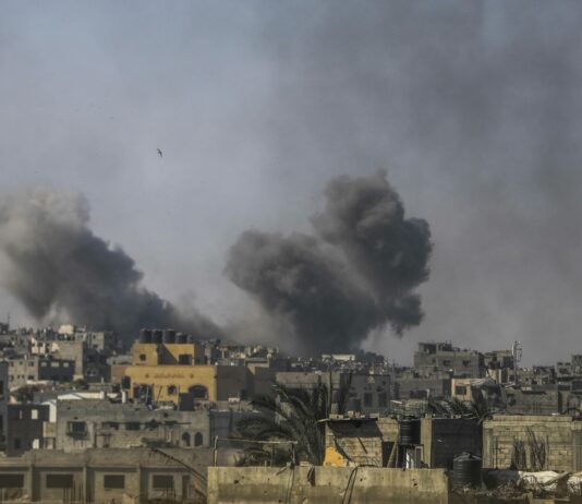 Media, nuovi raid israeliani a Gaza. Hamas riprende la ricerca dei corpi degli ostaggi