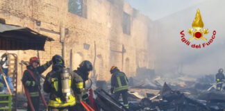 Incendio all’ex fabbrica di Mira Lanza a Roma, in fiamme cumuli di rifiuti