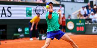 Sinner senza problemi vola al terzo turno del Roland Garros, Cobolli vince il derby con Arnaldi