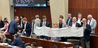 Lombardia, l’opposizione in Consiglio regionale espone lenzuoli bianchi per Gaza